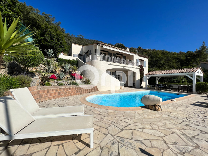 CHARMANTE VILLA VUE MER FACE À LA BAIE DE CANNES